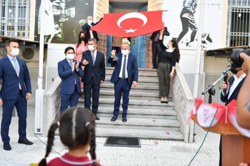 Yeni eğitim öğretim yılının ilk ders zilini Vali Ali Fuat Atik çaldı
