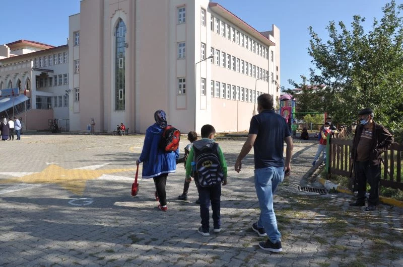 Kars’ta öğrencilerde ilk ders heyecanı
