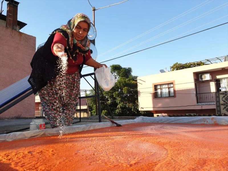 Osmaniyeli kadınların meşakkatli biber salçası mesaisi