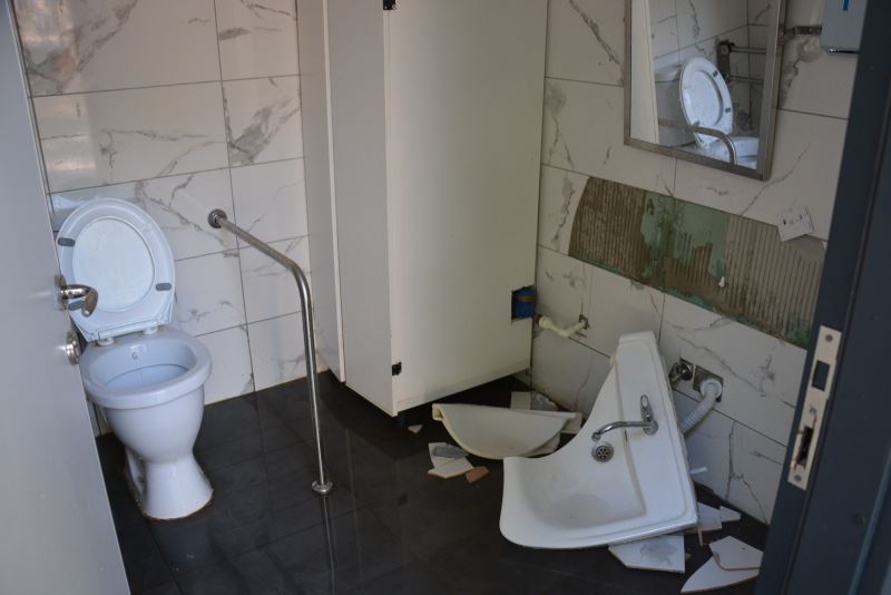Mersin’de tuvaletlere saldırı sürüyor
