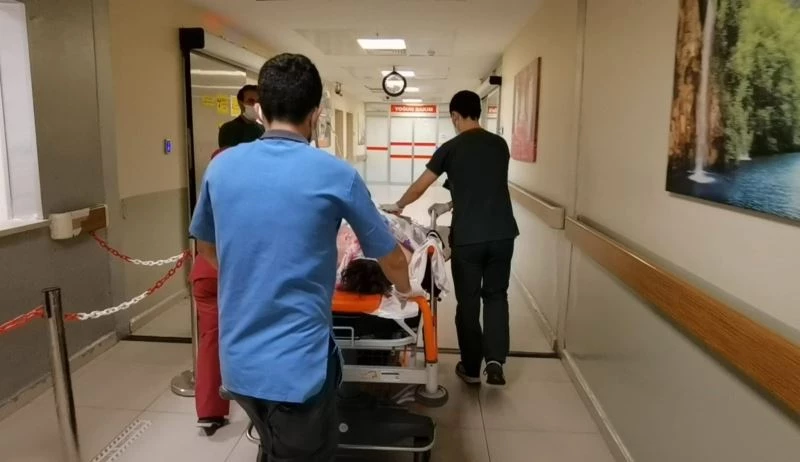 Kayalıklara çarpan genç ölüm-kalım mücadelesi veriyor
