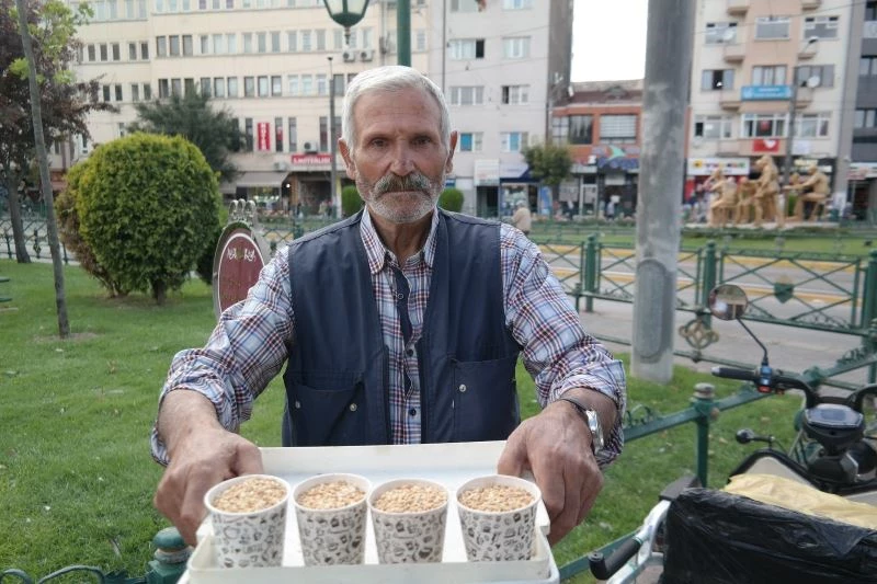 Kuşların karnının doyması için gün boyu bekliyor
