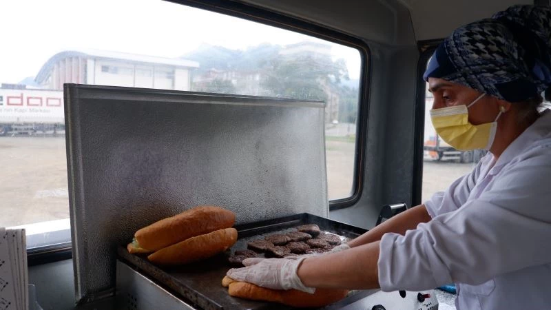 Fedakar anne hasta oğlunun tedavi masrafları için minibüste köfte satıyor
