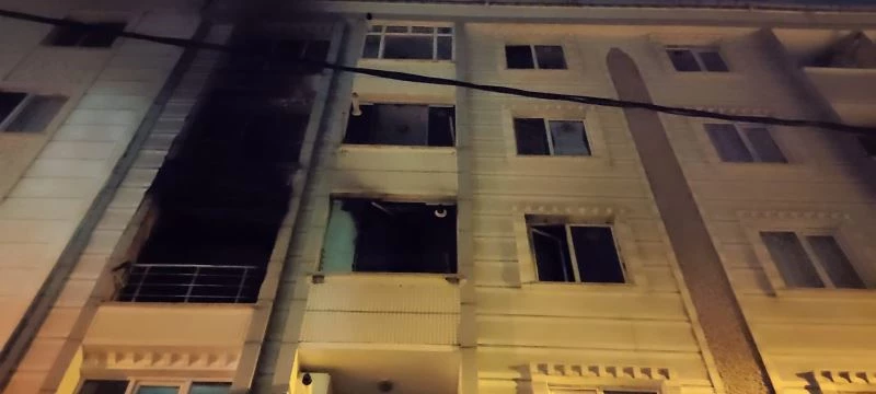 Eşine sinirlenip evini yaktı
