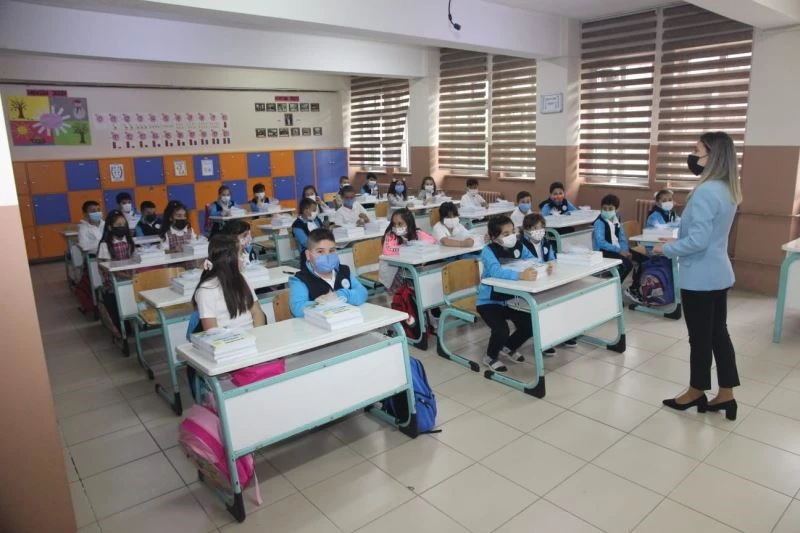 Bursa’da 582 bin öğrenci için ilk ders zili çaldı
