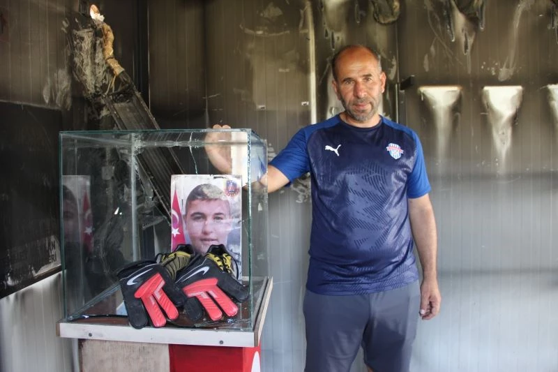 Yangında bir tek şehidin emanetleri ve Türk bayrağı yanmadı
