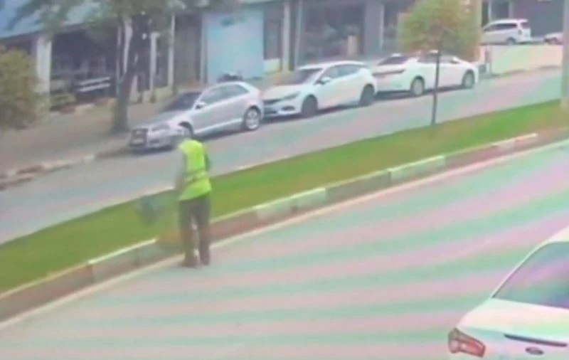 Otomobil; temizlik işçisine böyle çarptı
