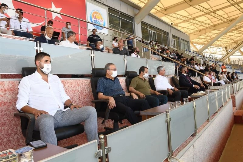 Vali Su, İçel İdmanyurdu’nun ilk maçını izledi
