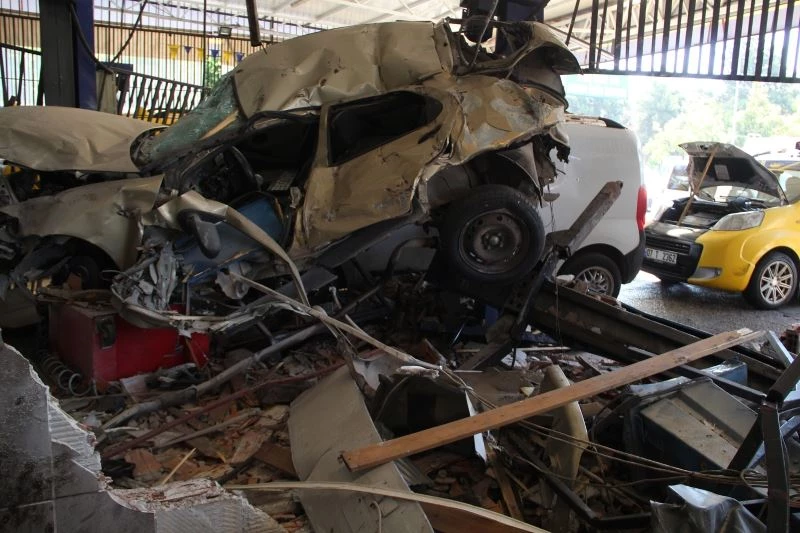 Turizm otobüsünün daldığı iş yeri savaş alanına döndü, o anların güvenlik kamerası görüntüsü ortaya çıktı
