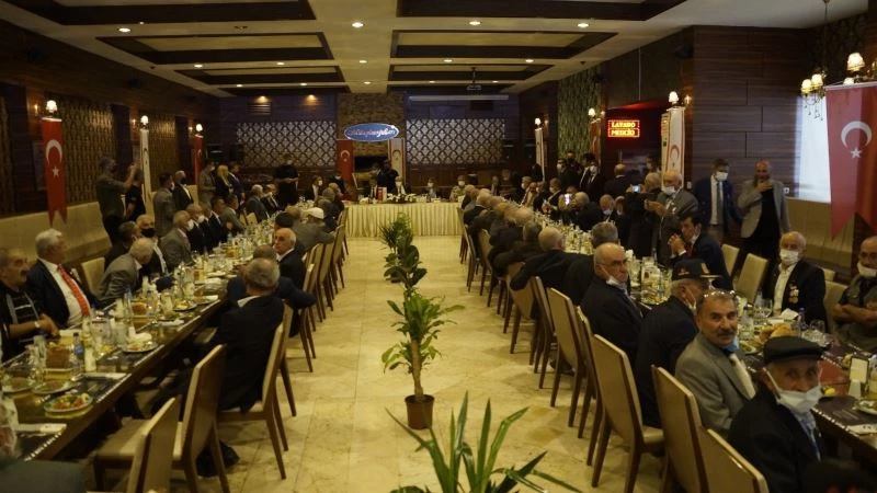 KKTC Cumhurbaşkanı Tatar, Kütahyalı Kıbrıs gazileriyle buluştu
