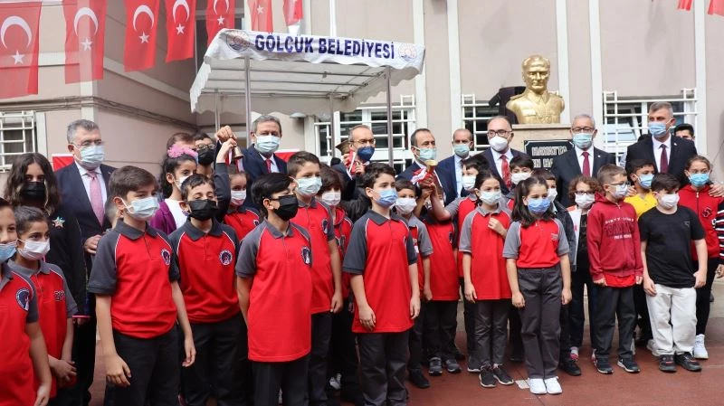 İlk ders zilini çalan Vali Yavuz aşı olmayanları uyardı:
