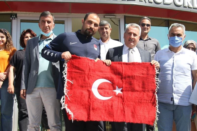 Hancı çiçeklerle karşılandı
