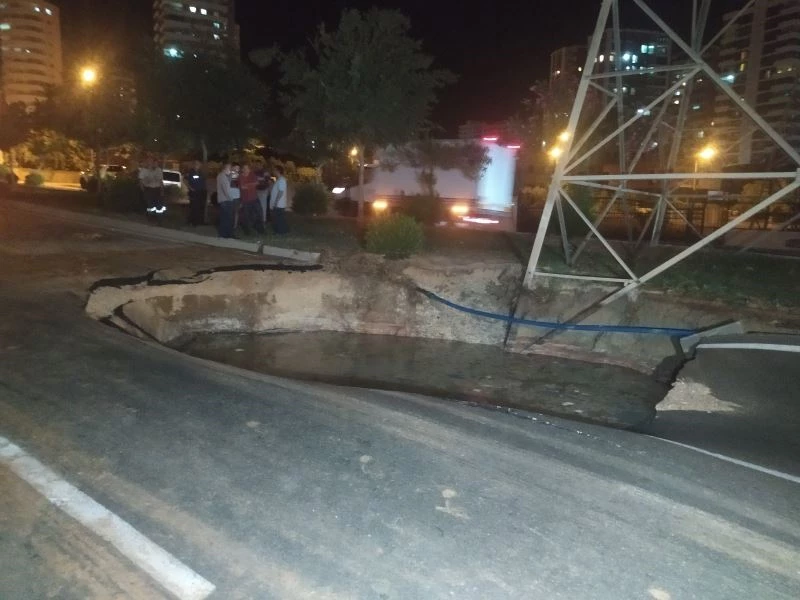 Su borusu patlayınca yol çöktü, evler ve iş yerleri sular altında kaldı
