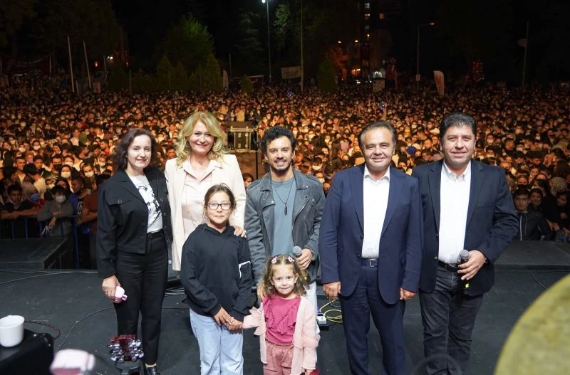 Milletvekili Tüzün ve Başkan Şahin, Buray konserinde çocuklarla sahneye çıktı
