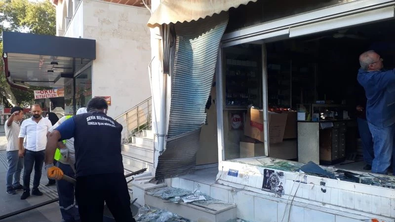 Geri geri gelen midibüs iş yerine girdi, şoför aracından bile inmeden uzaklaştı
