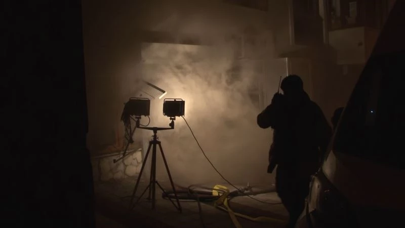 Sultangazi’de 12 katlı sitenin otoparkındaki lastik deposunda yangın paniği
