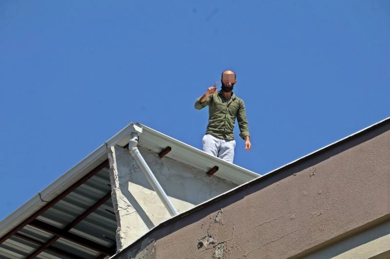 Temaslı adam çatıda polise 7 saat ecel terleri döktürdü

