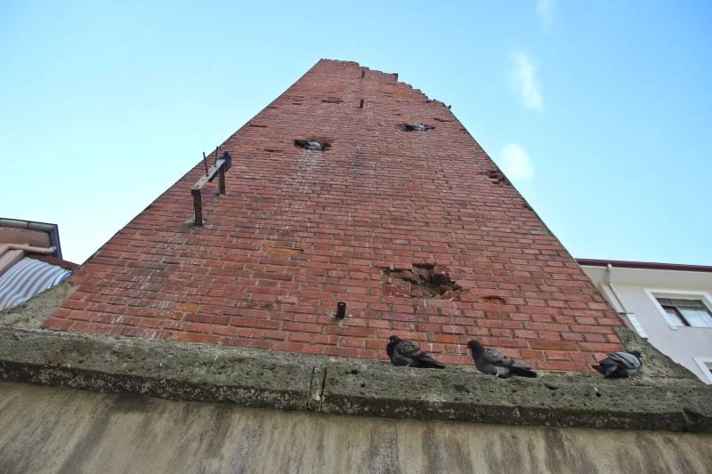 Osmanlı döneminin gözde fabrikasından geriye sadece yaralı bacası kaldı
