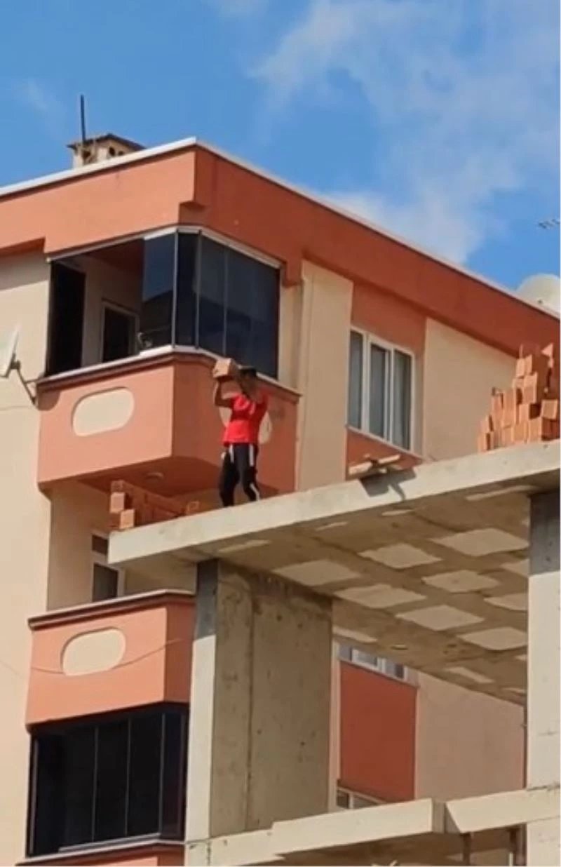 (Özel) Pendik’te çatıya çıkan genç, öğrencilerin geçtiği yola tuğla fırlattı
