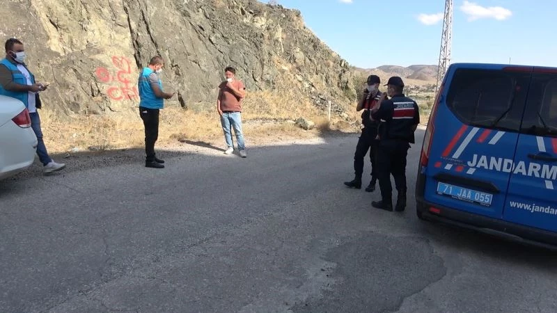 Karantina kaçağı köy yolunda dolaşırken yakalandı: 4 bin 50 lira para cezası uygulandı
