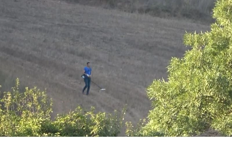 (Özel) İstanbul’da dedektörle ormanlık alanda define aradı
