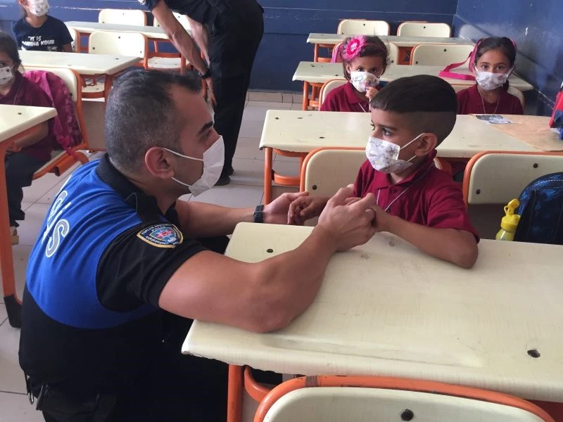 Polisin dağıttığı çantaya sarılıp bırakmadı
