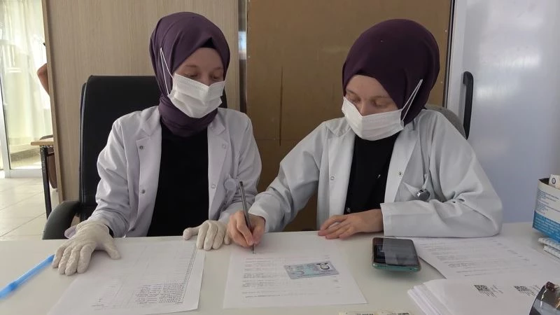 Salgınla mücadelenin fedakâr savaşçıları: İkiz hemşireler
