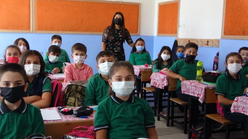 Klipli aşı çağrısı yapan minik öğrenciler yeniden okula kavuştu
