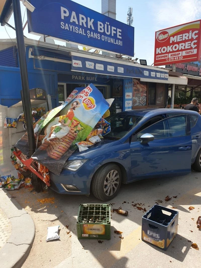 Otomobilin büfeye girme anı güvenlik kamerasına yansıdı
