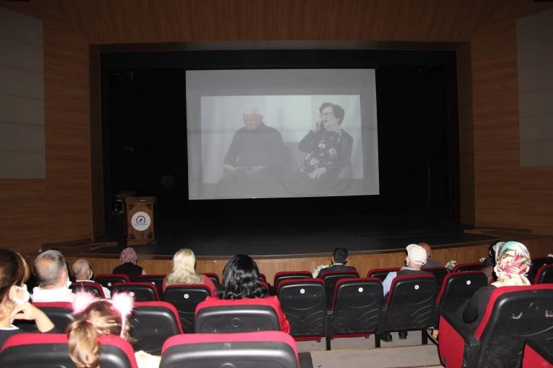 Huzurevi sakinleri tiyatroyu hem oynadı hem izledi
