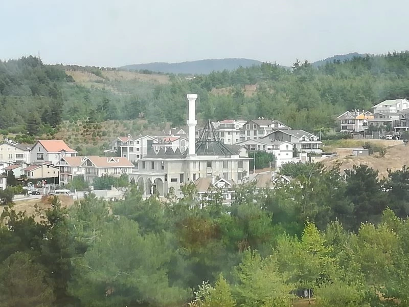 Beşik gibi sallanan minareyi söktüler
