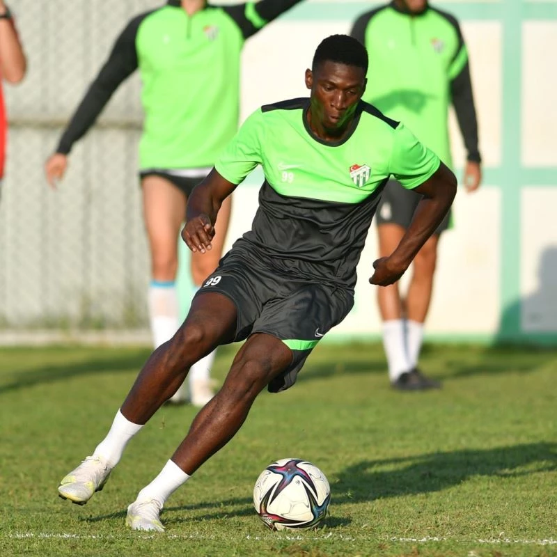 Bursaspor’un yeni transferleri Acolatse 1 milyon Euro, Zalazar ise 350 bin Euro değeri var
