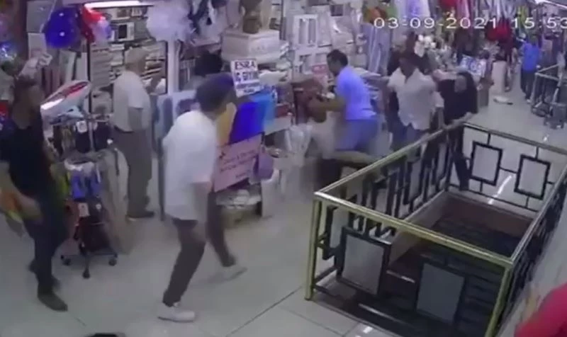 (Özel) Avcılar’da karısını döven esnafa, diğer esnaflardan dayak
