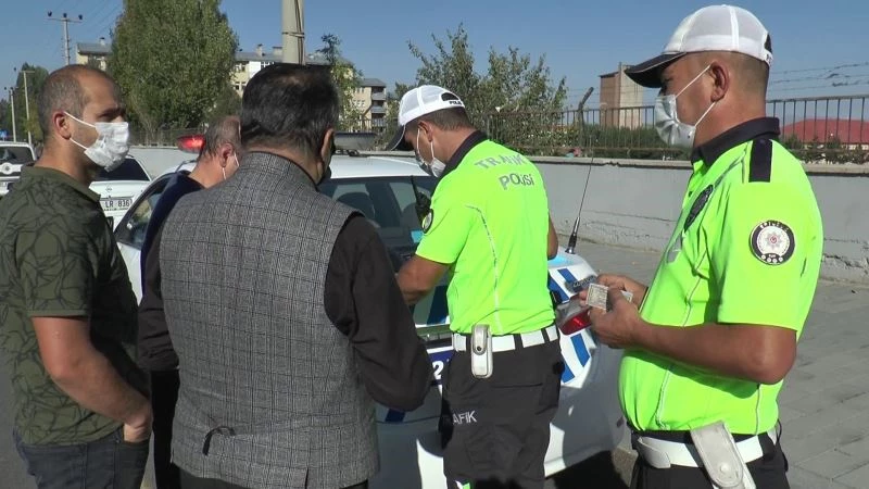 Polis, yaya geçitlerinde yol vermeyen sürücülere ceza uyguladı
