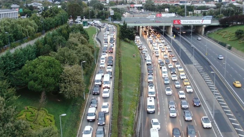 İstanbul’da servis araçları yola çıktı, trafik erken saatlerde başladı
