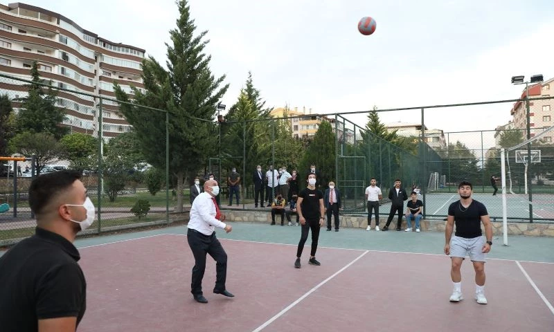 Keçiören Belediye Başkanı Altınok, gençlerin spor keyfine ortak oldu
