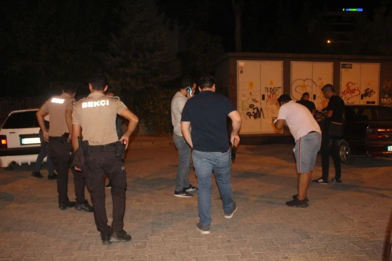 Sokak ortasında kovalayıp silahla ateş etti, saçmalar otomobile isabet etti
