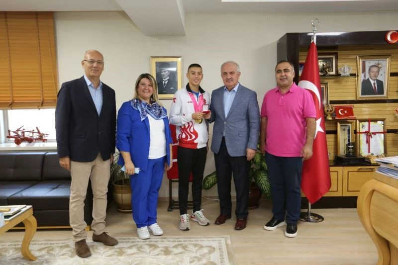 İki altın madalyalı şampiyon, Başkan Aygün’e konuk oldu
