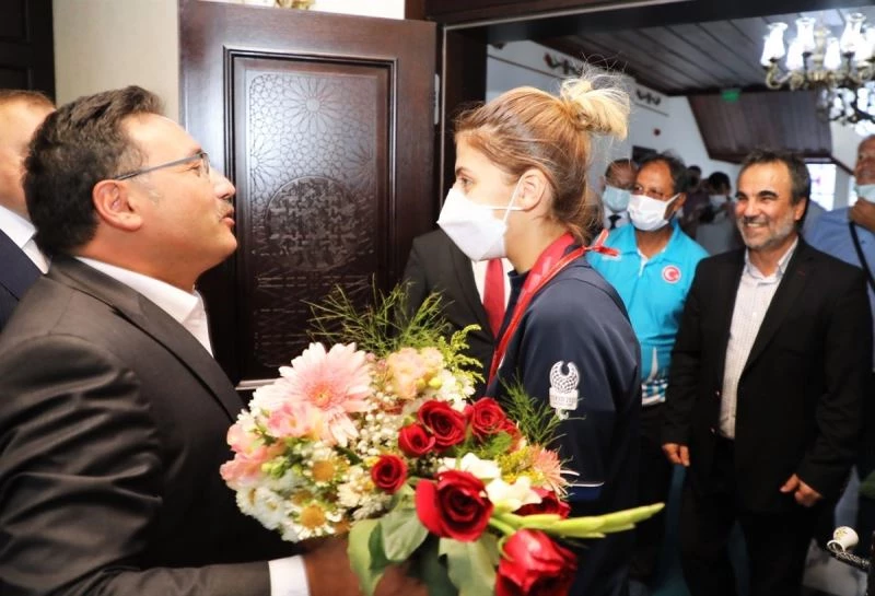 Vali Gökmen Çiçek, olimpiyat ikincisi Meryem Betül’ü ağırladı
