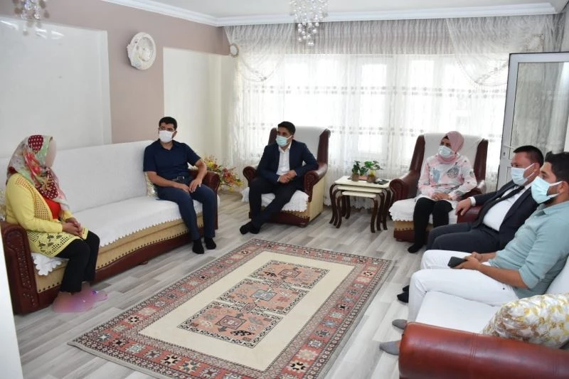 Babalarını kaybeden çocukları ziyaret eden Başkan Beyoğlu, yetimlere eğitim desteği sağladı
