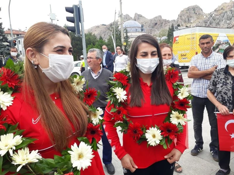 Tokyo Paralimpik Oyunları’nın altın kızlarına coşkulu karşılama
