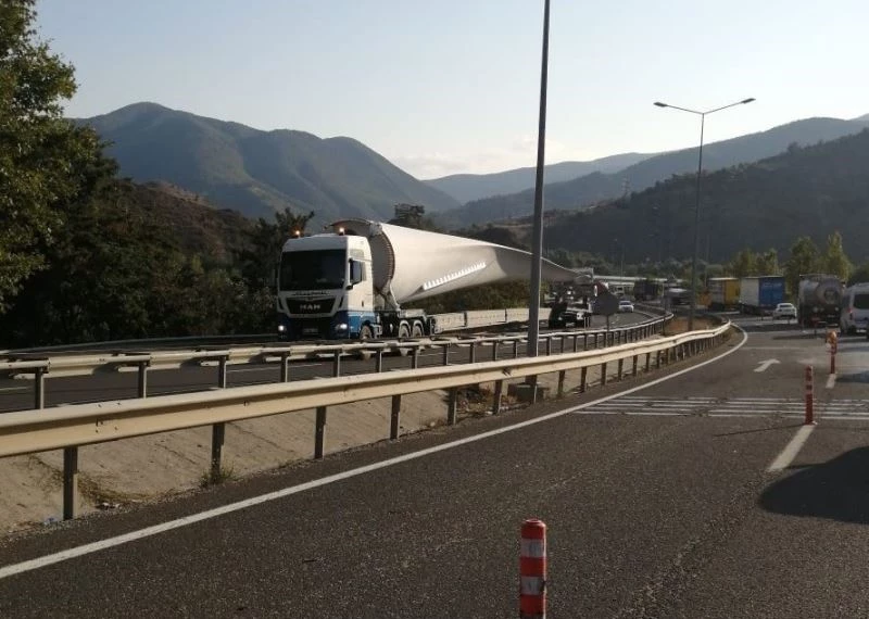 Rüzgar türbin kanadını taşıyan tır sıkışınca trafik felç oldu
