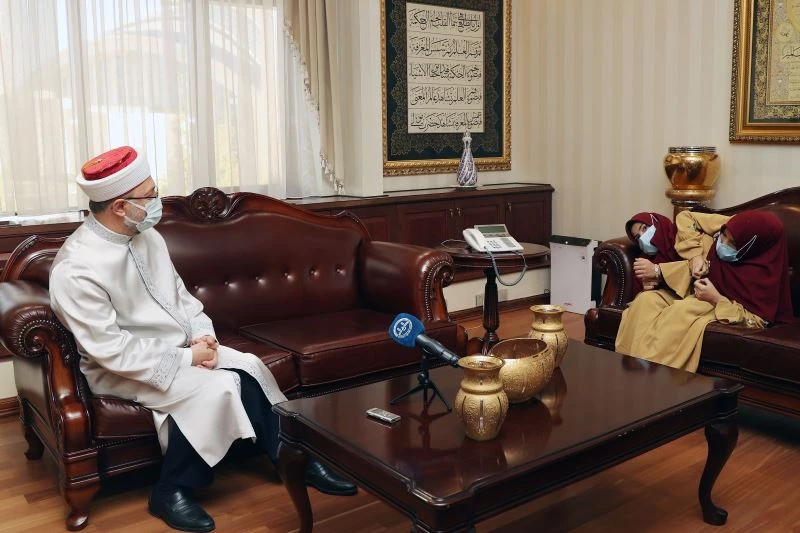 Diyanet İşleri Başkanı Erbaş siyam ikizleri ile bir araya geldi
