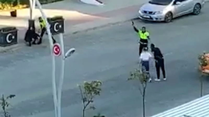 Polis kavgayı durdurmak için havaya ateş açtı, o anlar kamerada
