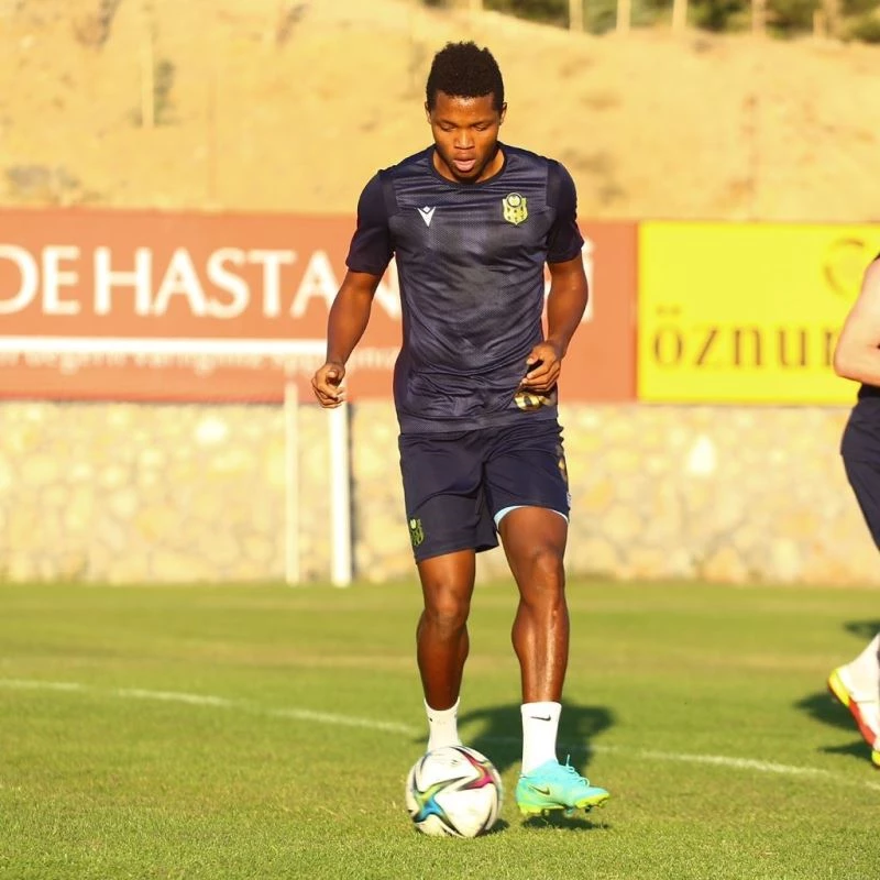 Yeni transfer Chouiar ilk antrenmanına çıktı
