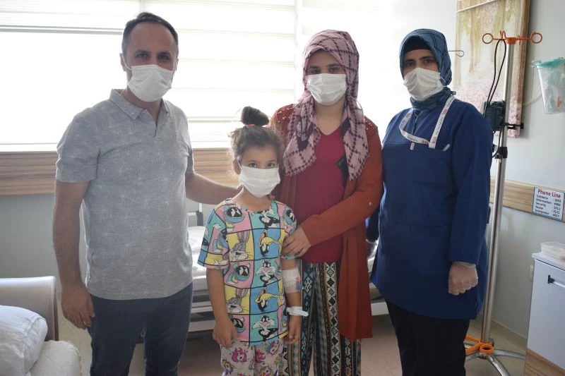 Küçük kız böbrek taşlarından PNL operasyonu ile kurtuldu.
