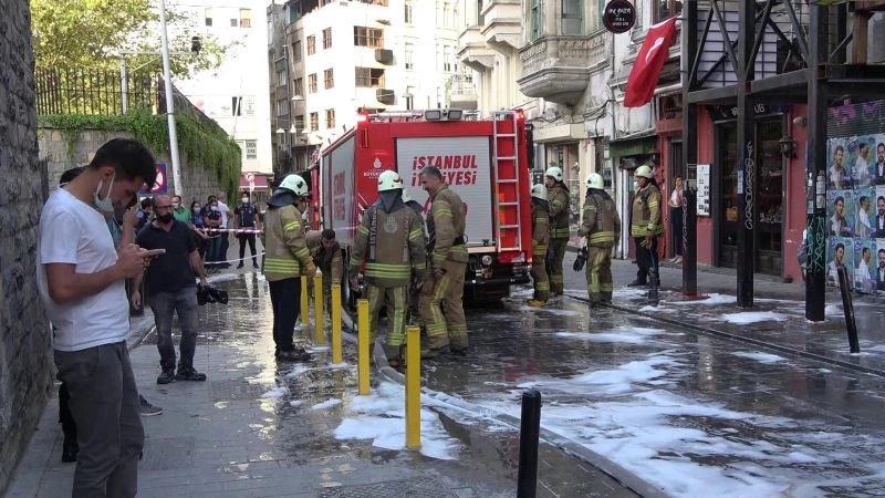 İngiliz Konsolosluğu karşısındaki binada çıkan yangın paniğe sebep oldu
