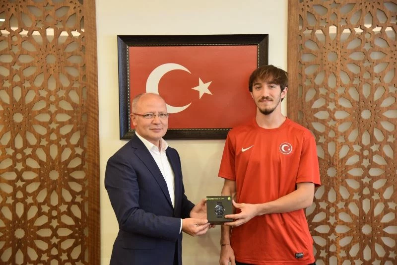 Madalyalı atletten Gürkan’a ziyaret
