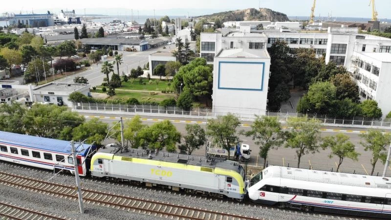 Tuzla’da kafa kafaya gelen trenler havadan görüntülendi
