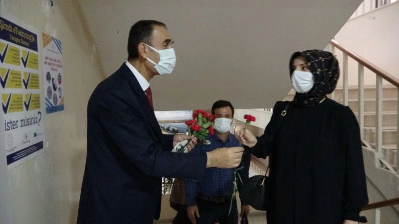 Muş’ta göreve başlayan öğretmenler güllerle karşılandı
